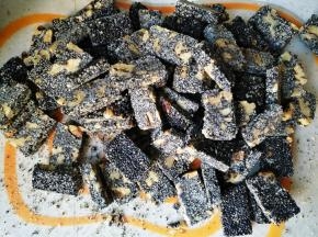 趁热切薄块，冷却后即可享用