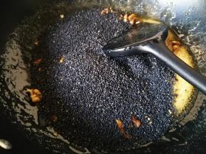 加入熟黑芝麻