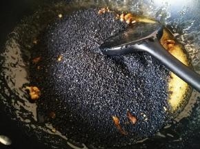 加入熟黑芝麻
