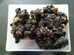 将混合物倒入模具