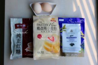 食材：低筋面粉250克、鸡蛋2个、红糖粉80克、蓝莓干30克、干酵母3克