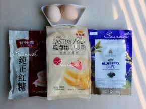 食材：低筋面粉250克、鸡蛋2个、红糖粉80克、蓝莓干30克、干酵母3克