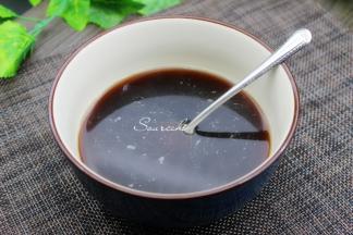 饮用水220克、80克红糖粉搅拌均匀至完成溶解