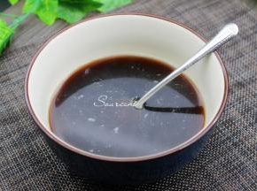 饮用水220克、80克红糖粉搅拌均匀至完成溶解