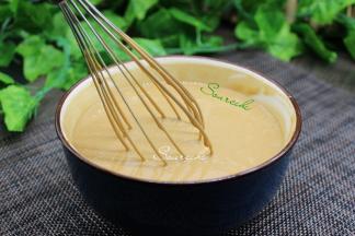 把250克的低筋粉面粉过筛加入，用打蛋器搅拌均匀，无颗粒状。