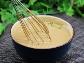 把250克的低筋粉面粉过筛加入，用打蛋器搅拌均匀，无颗粒状。