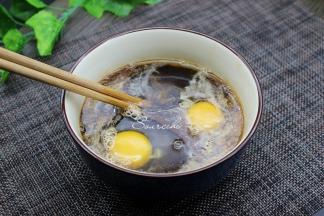 将干酵母、去壳的鸡蛋加入糖水里，并用筷子顺一个方向搅拌均匀。建议盘子用一个大盘子，陶瓷或玻璃的，不能用不锈钢，不锈钢会让家的的颜色变黑。