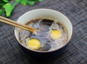 将干酵母、去壳的鸡蛋加入糖水里，并用筷子顺一个方向搅拌均匀。建议盘子用一个大盘子，陶瓷或玻璃的，不能用不锈钢，不锈钢会让家的的颜色变黑。