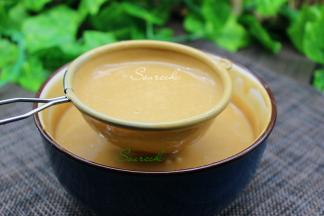 搅拌好的面糊，过筛，增加这一步蒸出来的蛋糕，细滑、松软、蓬松美味。很多人都省略了这一步，蒸出的蛋糕就不好吃了