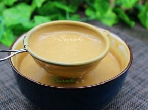 搅拌好的面糊，过筛，增加这一步蒸出来的蛋糕，细滑、松软、蓬松美味。很多人都省略了这一步，蒸出的蛋糕就不好吃了