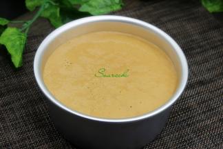 把拌均好的面糊倒入蒸盘，静放30分钟，发酵变大