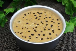 把蓝莓干均匀放在面糊，蓝莓会自动往下沉，均匀放入蓝莓即可，千万不能搅拌。