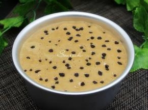 把蓝莓干均匀放在面糊，蓝莓会自动往下沉，均匀放入蓝莓即可，千万不能搅拌。