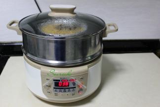 蒸锅倒入适量的水，煮沸之后，隔水放蒸锅，旺火，时间设置38分钟。每个蒸锅不同，还有蒸盘的大小不用蒸煮时间略有不同。