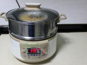 蒸锅倒入适量的水，煮沸之后，隔水放蒸锅，旺火，时间设置38分钟。每个蒸锅不同，还有蒸盘的大小不用蒸煮时间略有不同。