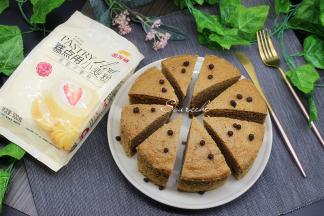 蒸好的蓝莓蛋糕，取出，用架子放凉倒扣，脱模，切块，非常美味。