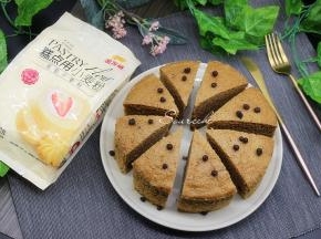 蒸好的蓝莓蛋糕，取出，用架子放凉倒扣，脱模，切块，非常美味。