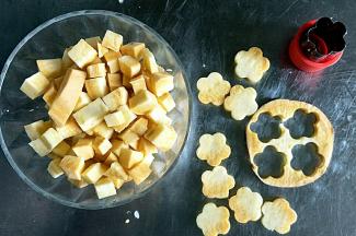 红薯去皮洗净切小丁，或用模具压出自己喜欢的花形