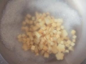 锅中倒入清水，放入大米，红薯丁。开大火煮开后换小火煮25分钟左右。