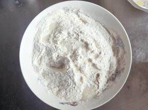 盐加入面粉中搅拌均匀，温水边倒边搅拌