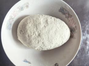 揉成略光滑面团盖保鲜膜松弛30分钟