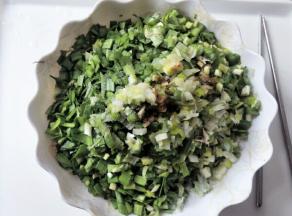 韭菜葱切丁，加入玉米油搅拌均匀后加入盐和生抽搅拌均匀