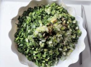 韭菜葱切丁，加入玉米油搅拌均匀后加入盐和生抽搅拌均匀