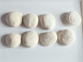 均分成自己喜欢的大小，揉圆