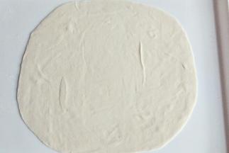 擀成厚度为1mm左右的薄饼