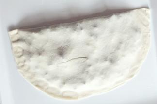 折起另一面，把边缘捏紧