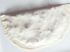 折起另一面，把边缘捏紧