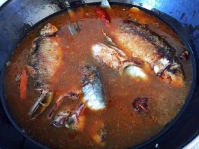 添水，放入煎好的鲫鱼