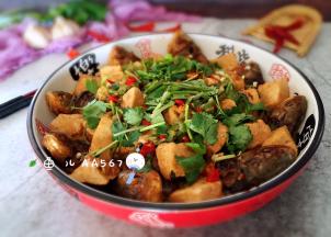 撒香菜碎、大蒜末、辣椒末，装盘食用