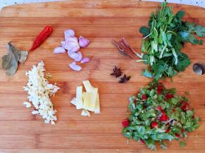 毛葱切片，生姜切小块，大蒜切末，香菜切段，辣椒切末