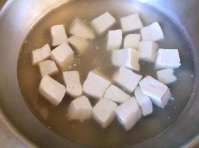 大豆腐切块，用淡盐水煮1分钟