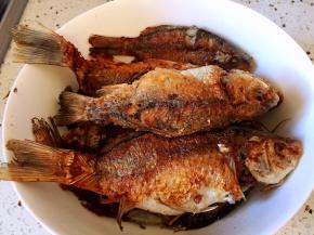 煎好的鱼，盛出备用