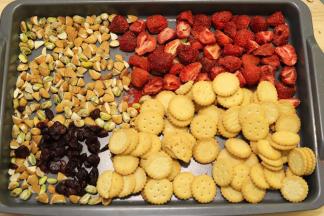 杏仁、开心果切粒，太大的草莓干对切。