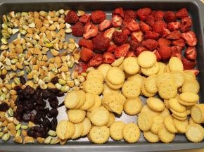 杏仁、开心果切粒，太大的草莓干对切。