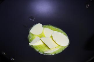 不粘锅内放入黄油和水饴，小火加热至融化