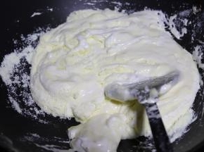 炒至所有的棉花糖融化后放入奶粉。