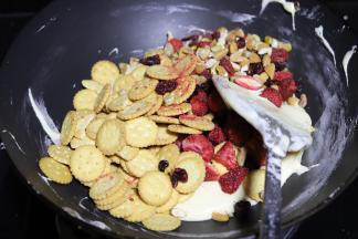 放入饼干、草莓干和坚果。