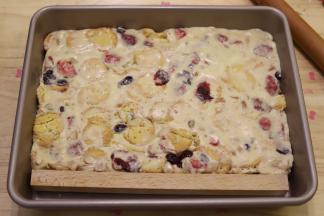 炒匀后出锅，放入方形不粘锅内，压平。