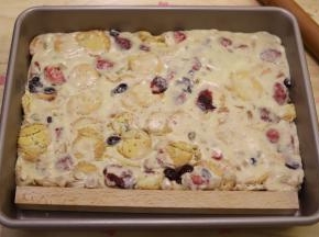 炒匀后出锅，放入方形不粘锅内，压平。