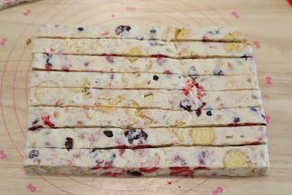 凉后的雪花酥切块。