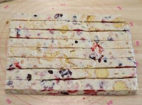 凉后的雪花酥切块。