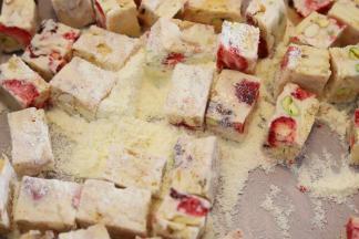 均匀的裹上奶粉。