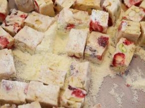 均匀的裹上奶粉。