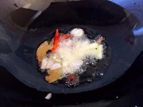 油锅烧热，放入葱姜红辣椒，八角桂皮香叶爆香