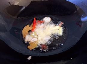 油锅烧热，放入葱姜红辣椒，八角桂皮香叶爆香