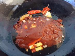 放入黄豆酱翻炒片刻